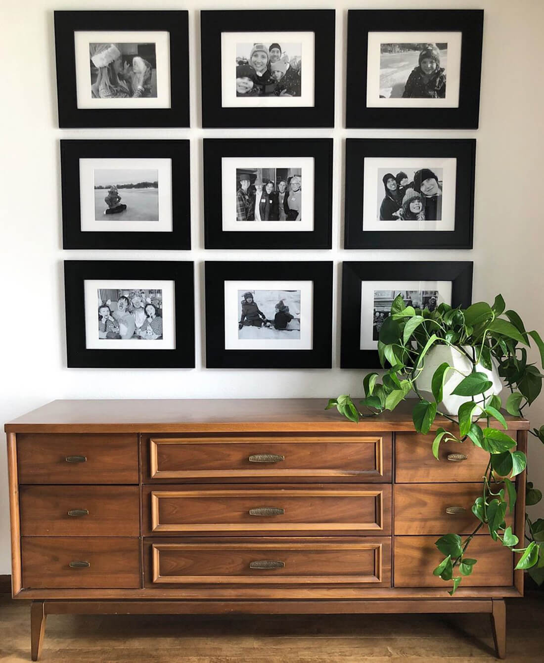 How to Create a Flawless Photo Gallery Wall in 5 Easy Steps • Little Gold Pixel #familyphotos #gallerywall #gallerywallideas

Photo © Kate Chipinski