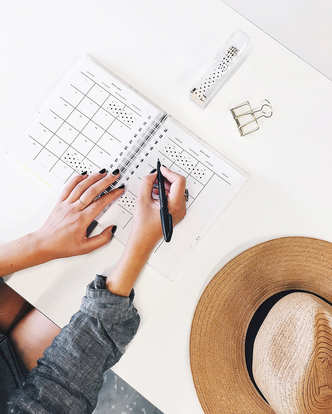 How to Set Goals That Bring Results • One Easy Trick That Will Change Your Life! • Little Gold Pixel #goals #goalgetter #goalsetter #goalsetting #goaldigger #smallbiz #femaleentrepreneur #mompreneur