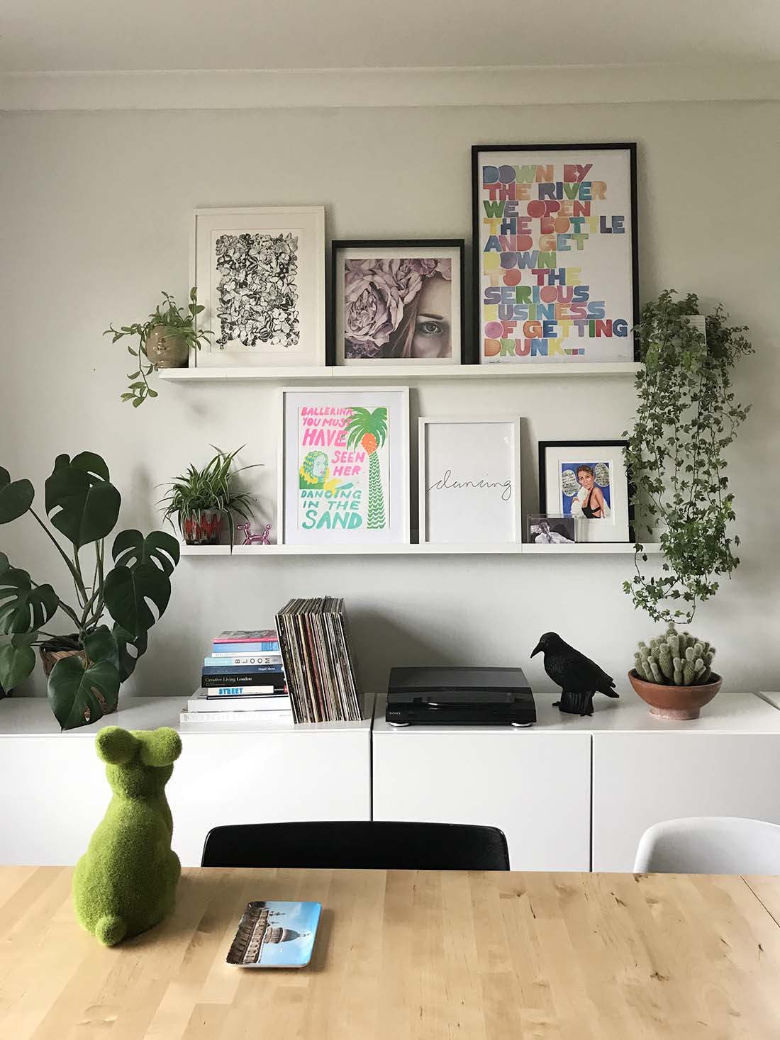 Wall Around the World: A Gallery Wall Series by Little Gold Pixel • Part 4: Upcycled Eclectic Gallery Wall in England • Modern, glam, thrifted • #hometour #decorideas #interiors