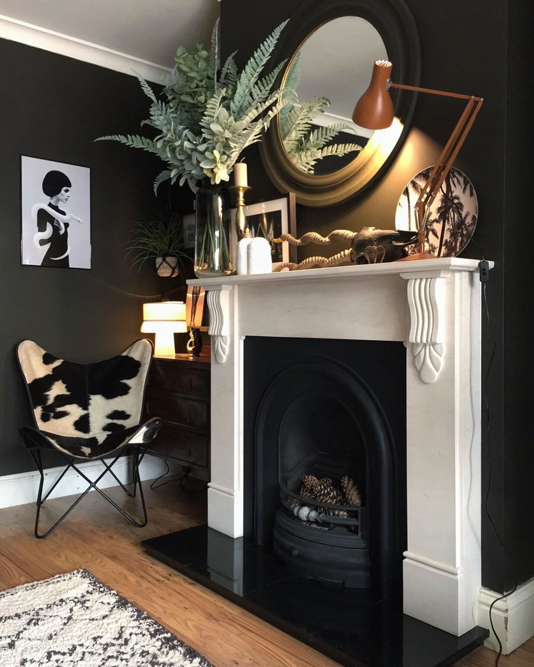 Dark & Gold Gallery Walls • Maximalist Home Tour • Little Gold Pixel • All photos © Nadia @artynads #maximalist #decor #glam #modern #dark #gold #homedecor #gallerywalls